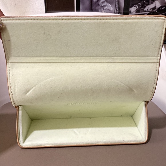 BURBERRY-AUTHENTIC WITH THE ICONIC ‘KNIGHT’ UPON THE HORSE ON LENSE - Picture 10 of 11